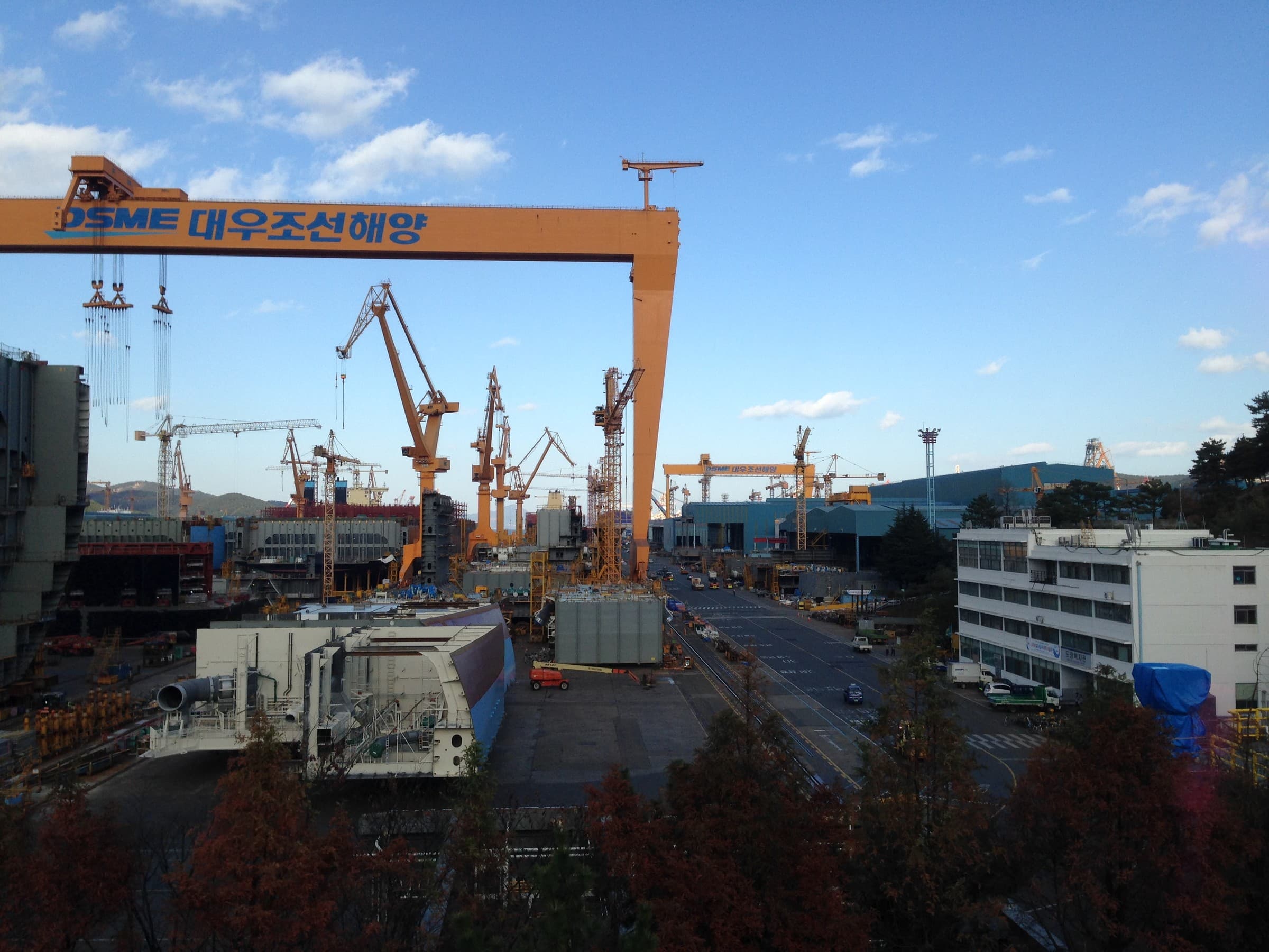 Gantry cranes, ship blocks, and workshops at Daewoo Shipbuilding & Marine Engineering